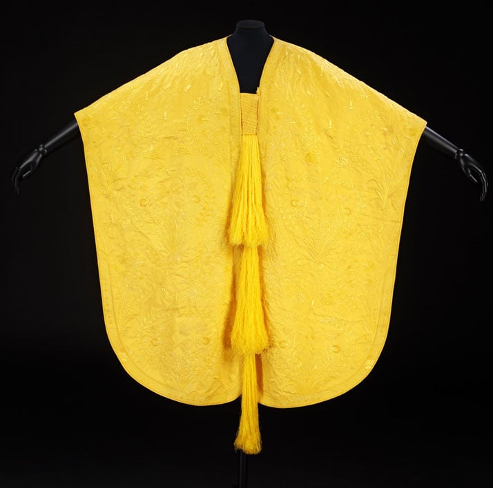 Yellow woven spider silk capeSimon Peers and Nicholas Godley at Peers workshop Antananarivo, Madagascar© V&amp;A Images, 2011