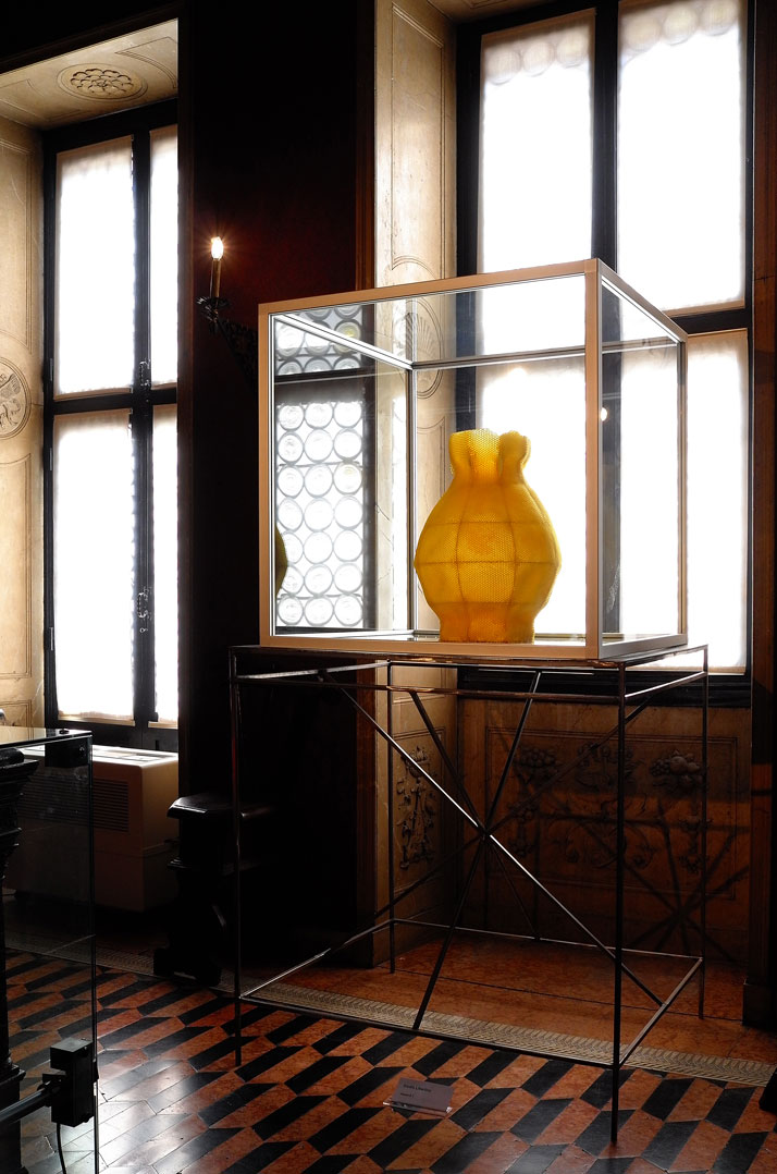 ''Martha Hertford Vase'' in beewax designed by Tomáš Libertíny and produced by bees. Photo by Tatiana Uzlova.