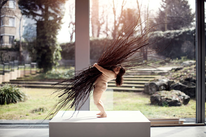 Woman with Sticks, 2009. Courtesy Hauser &amp; Wirth. © Ron Mueck. Photo © Thomas Salva / Lumento, pour la Fondation Cartier pour l’art contemporain, 2013.