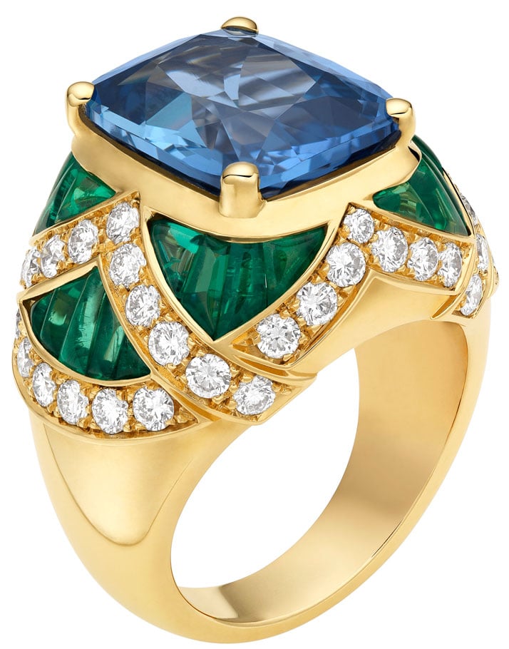High Jewellery ring in yellow gold with 1 cushion shaped sapphire (10,30 ct), 26 cabochon cut emeralds (3,50 ct) and pavé diamonds (1,53 ct).Photo © Bulgari Archives