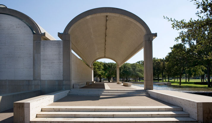 Colonnade on the north side, Kimbell Art Museum, Fort Worth, Texas, Louis Kahn, 1966–1972.© 2010 Kimbell Art Museum, Fort Worth, photo: Robert LaPrelle.