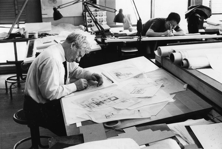 Louis Kahn working on Fisher House design, 1961.© Louis I. Kahn Collection, University of Pennsylvania and the Pennsylvania Historical and Museum Commission.