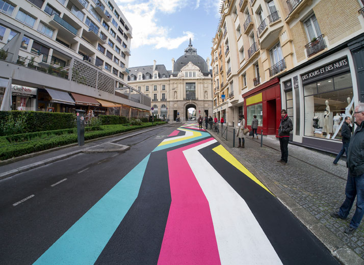 Lang-Baumann, Street Painting #7, 2013, 59 x 3,8 m, road marking paint. Rennes (France). Produced by 40mcube and PHAKT, in partnership with Signature and Identic, and with the support of the City of Rennes and the Swiss Art Concil Pro Hevetia. Courtesy Loevenbruck gallery and Urs Meile gallery. Photo : Lang-Baumann.