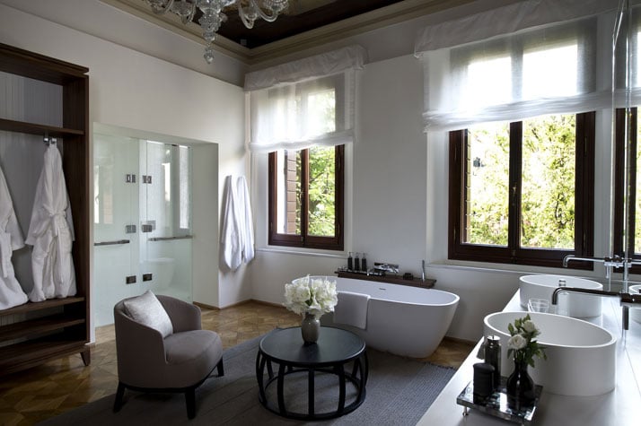 Palazzo Chamber (Bathroom), photo © Aman Canal Grande Hotel, Venice, Amanresorts.
