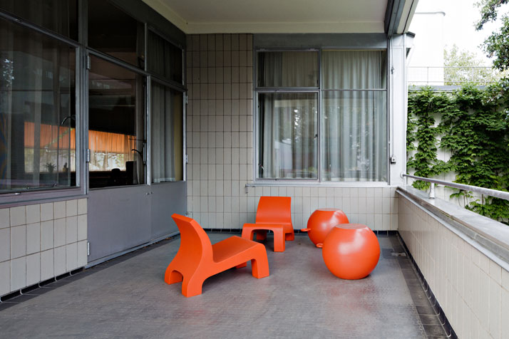 Sonneveld House Balcony, with ‘Rhino’ chairs and objects designed by Richard Hutten. Photo by Johannes Schwartz.