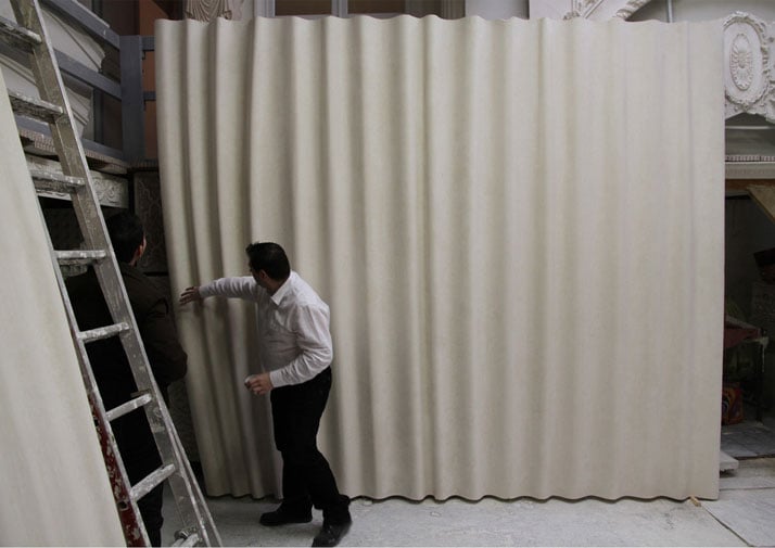 The making of the lacquered plaster curtains. Photo © RF Studio.
