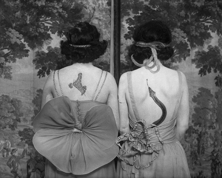 Women wearing tattoos and costumes. Photographer: anonymous. © CORBIS pour Bettmann.