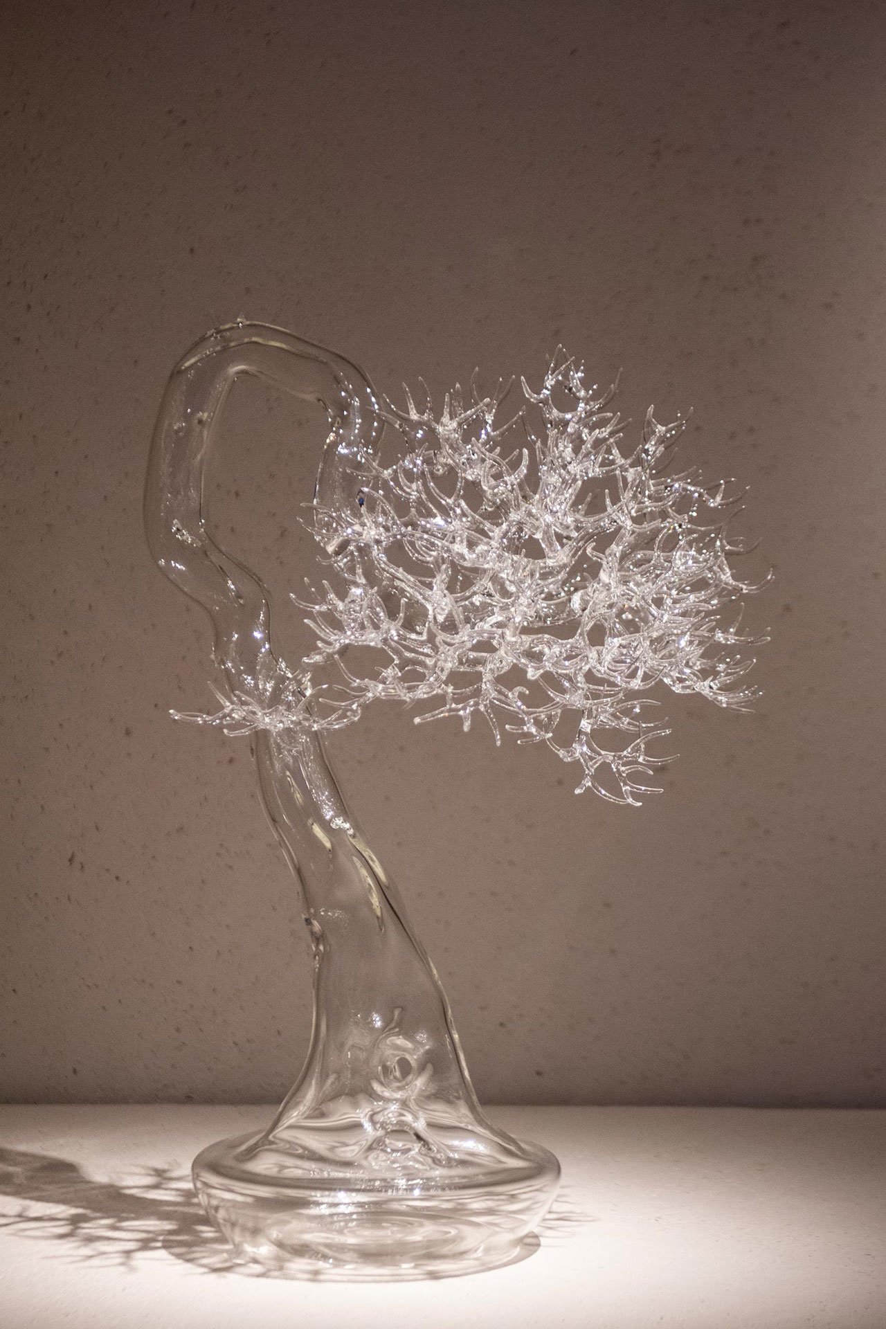 Bonsai in lamp-worked glass by Simone Crestani. "Italy and Japan: Marvellous Liaisons" installation at Homo Faber by Fondazione Cologni dei Mestieri d’Arte. Photography by Simone Padovani © Michelangelo Foundation.
