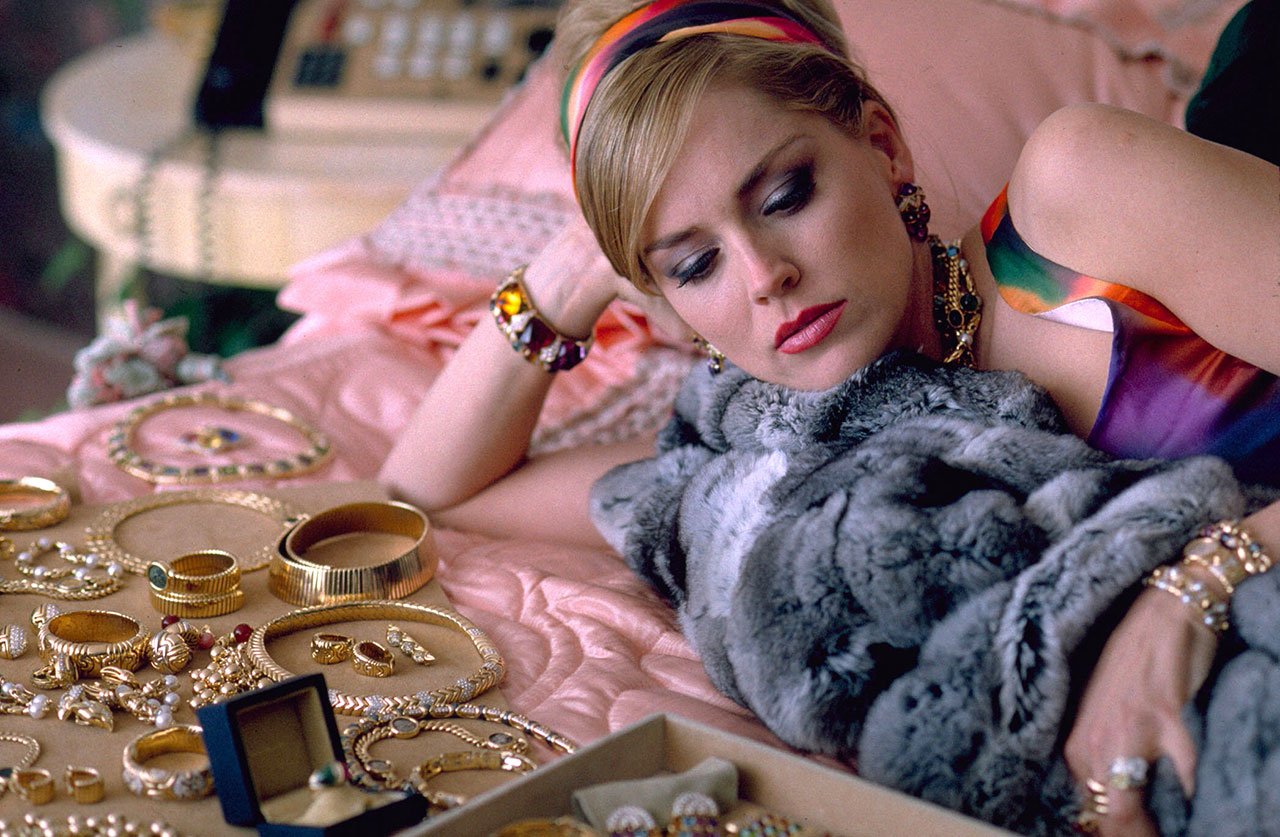 In a famous scene of the film CASINO of 1955, Ginger (Sharon STone) spreads on the bed all the Bulgari jewels contained in an extremely large box which she had received from her suitor, Las Vegas Tangiers Hotel director, Sam ''Aca'' Rothstein (Robert De Niro).