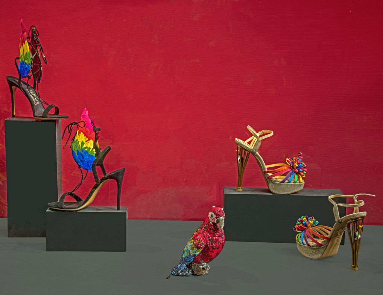 Exhibition view (from left to right):
Salvatore Ferragamo, Sandals. Capsule Collection by Edgardo Osorio, Spring / Summer 2016, Florence, Salvatore Ferragamo Museum.
Judith Leiber Couture, "Scarlet" parrot clutch, 2018.
Charlotte Olympia, "Birds of Paradise" sandals, Capsule Collection 2018.
Photo © Antonio Quattrone.
