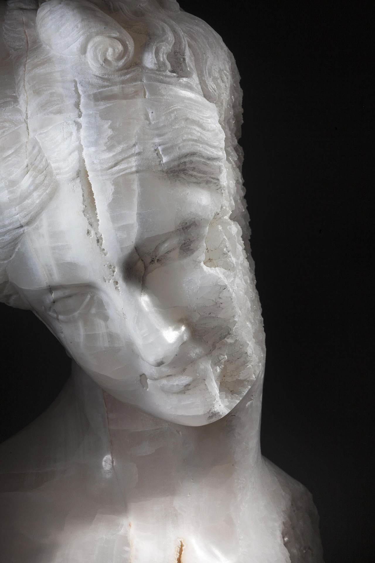 Massimiliano Pelletti, Crystal Venus, 2017. Mexican onyx madre cava. 72 x 75 x 38 cm.