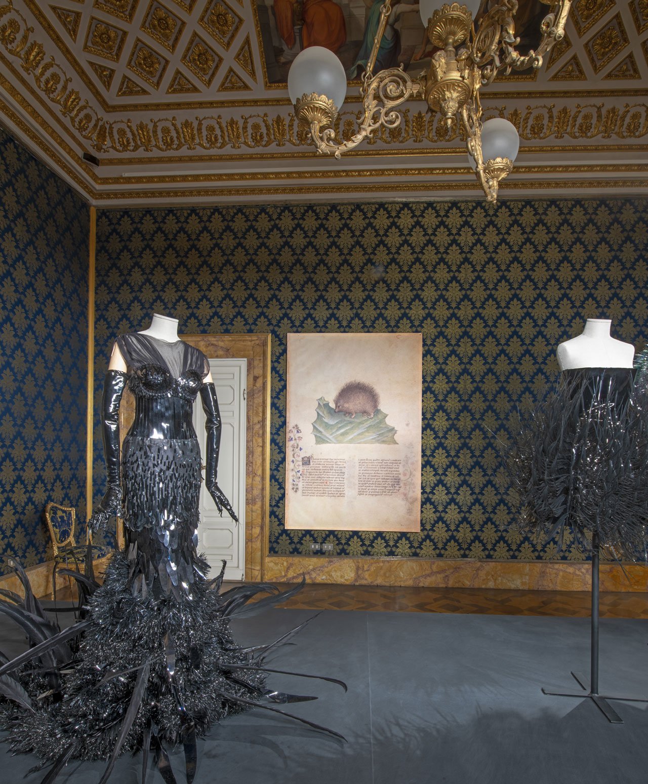 Exhibition view (from left to right):
On Aura Tout Vu, Dress“Jet lag”, Spring/Summer 2016 Couture.
Iris van Herpen, Dress, Voltage Collection, Spring/Summer 2013 Couture.
Photo © Antonio Quattrone.