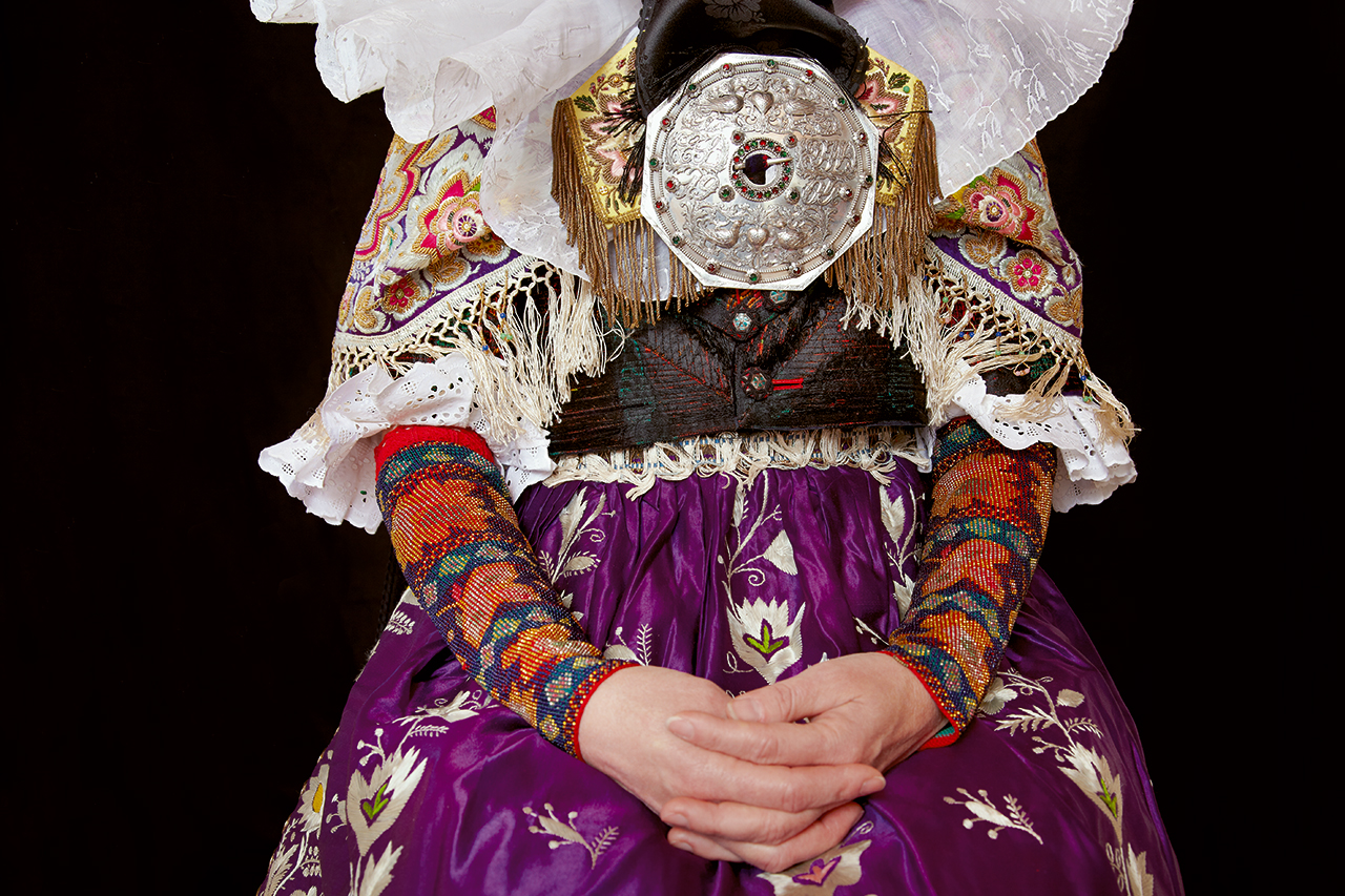 Österte-Tracht
Lower Saxony, Horsten
Photo by Gregor Hohenberg
from 'Traditional Couture'
© Gestalten 2015.