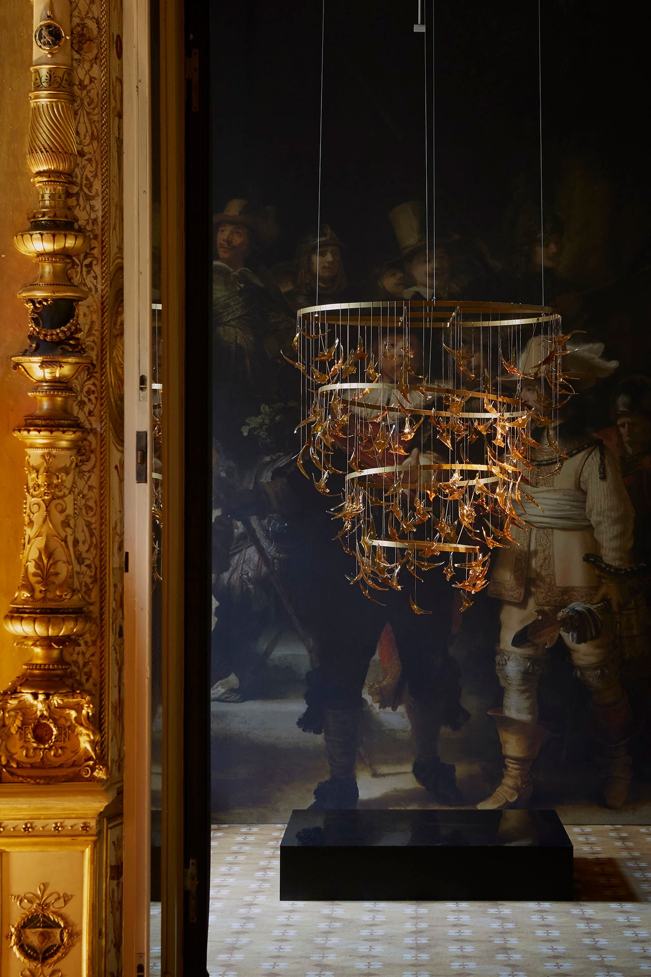Glass birds chandelier by Dutch glass artist Bibi Smit inspired by the colours of the "NightWatch" by Rembrandt. Installation view at Palazzo Francesco Turati as part of the "Masterly- the Dutch in Milano" exhibition. Photo by Laura Majolino.