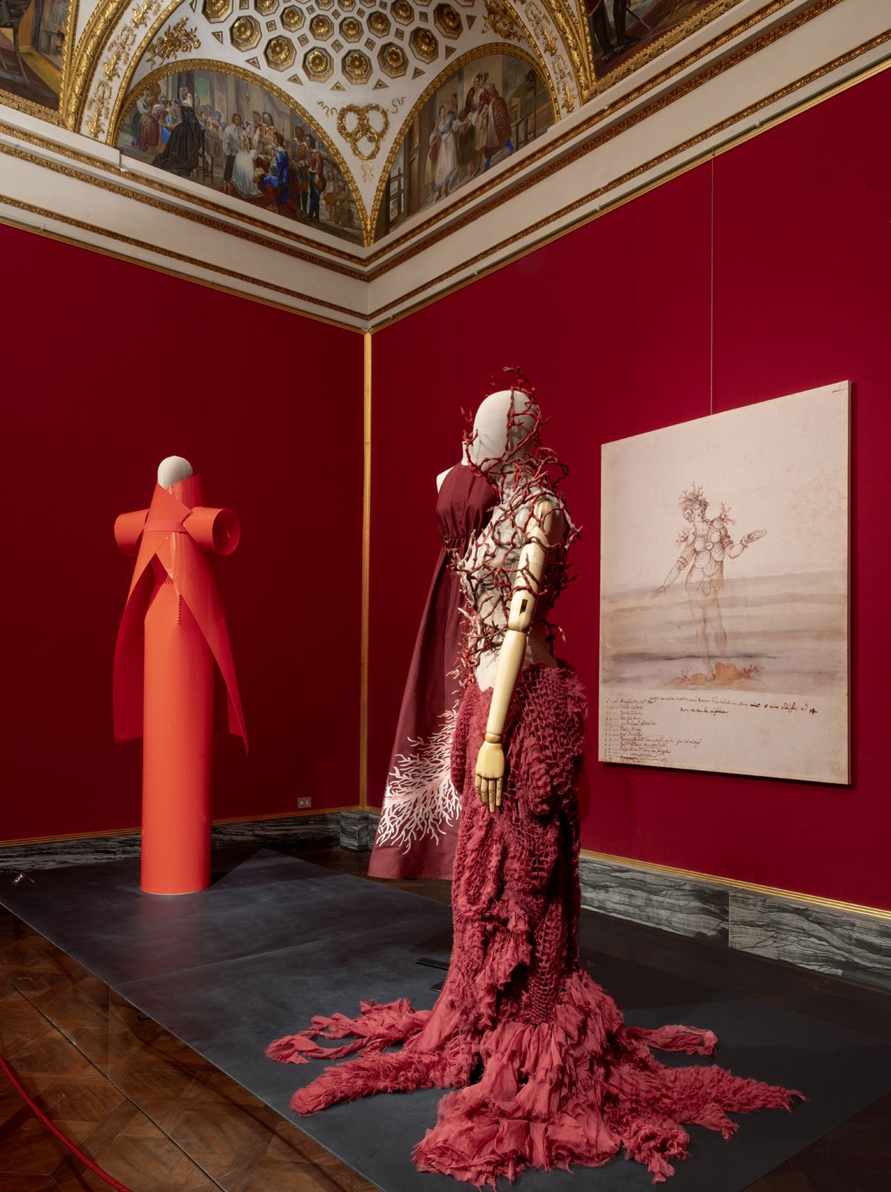 Exhibition view (from left to right):
Gareth Pugh, Dress, Spring/Summer 2018.
Valentino, Dress, Spring/Summer 2018.
Yiqin Yin, Dress “Calypso”, Les rives de Lunacy Collection. Fall/Winter 2013-14 Haute Couture.
Photo © Antonio Quattrone.