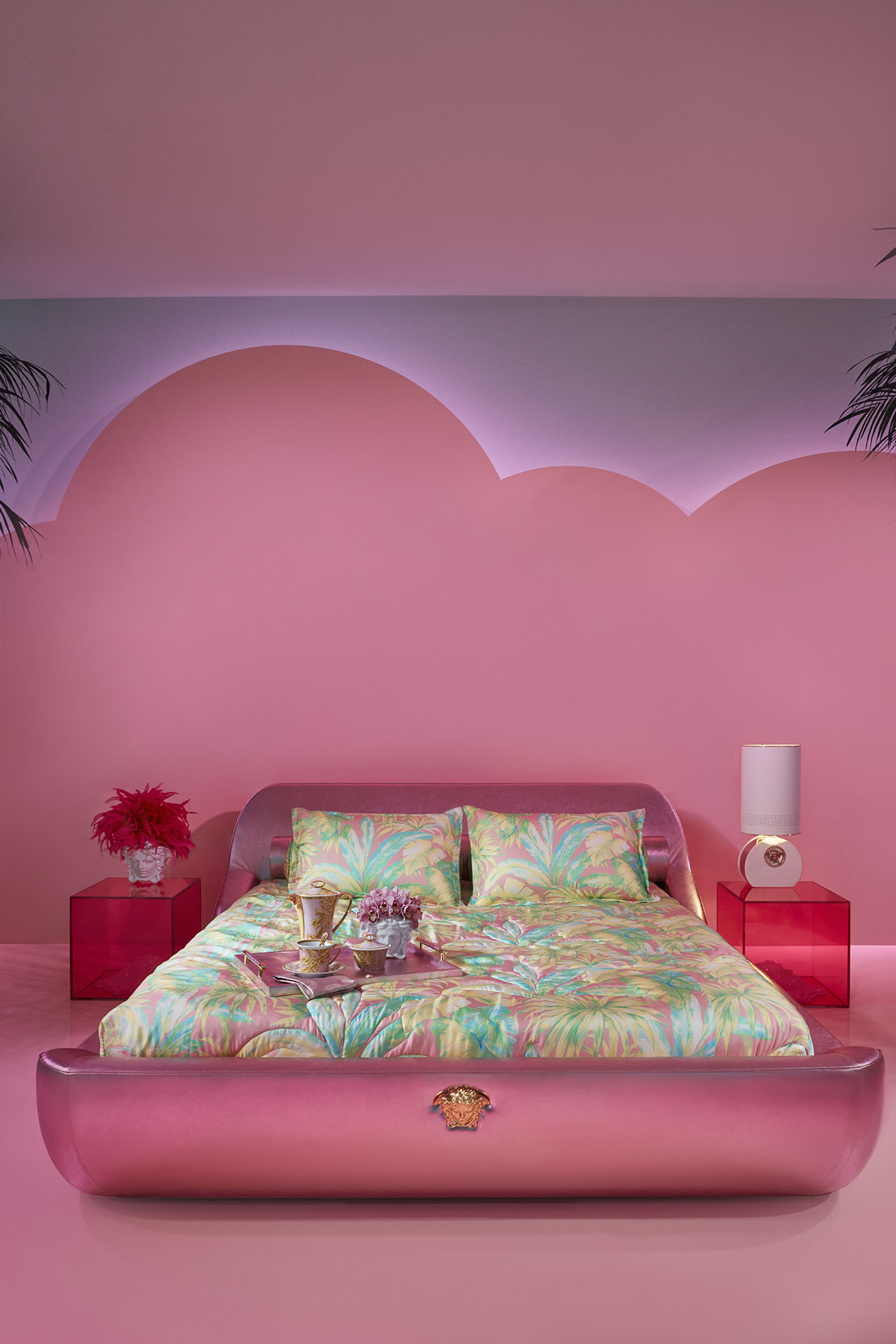 For the exhibition of the new 2019 Versace Home Collection in Via Gesù, Versace has collaborated with interior designer Sasha Bikoff and artist Andy Dixon. Photo © Versace.