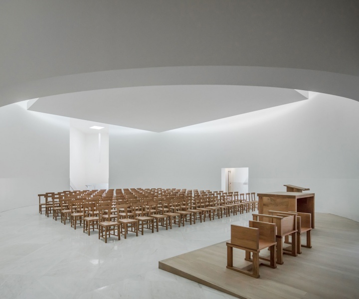 Church of Saint-Jacques de la Lande: A Sculptural Composition of White Concrete and Filtered Light