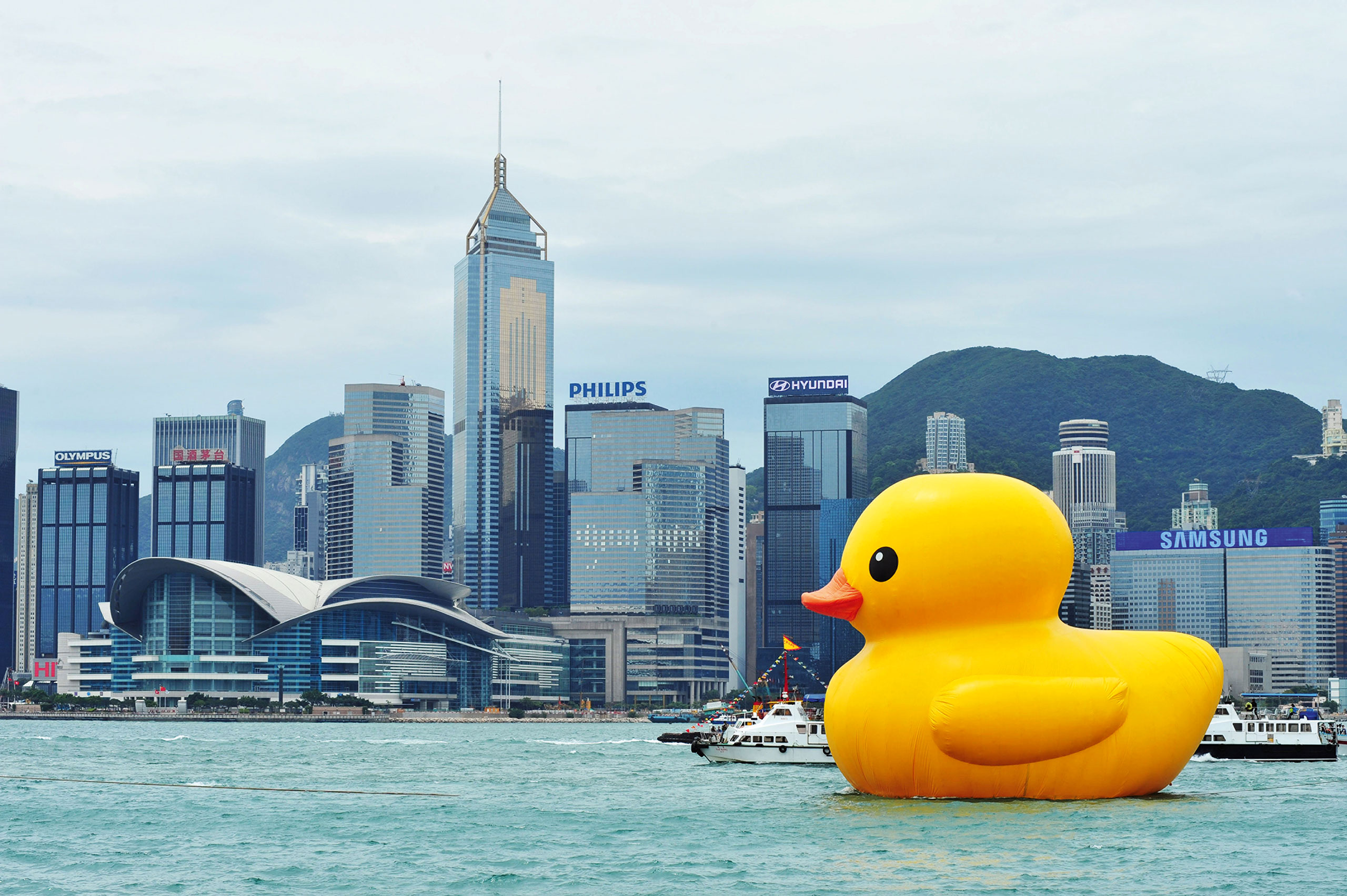 Florentijn Hofman, Rubber Duck, 2013. PVC, H. 16.5 m, temporary installation, Hong Kong. All Rights Reserved. Courtesy Studio Florentijn Hofman. Courtesy PHAIDON.