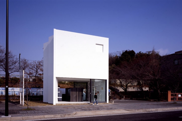 view toward facade // photo ©  Toshiyuki Yano [ Nacasa&amp;amp;Partners Inc.]