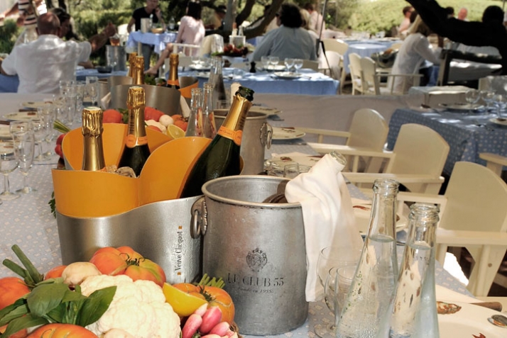 lunch time at Le Club 55 //  photo © Yatzer