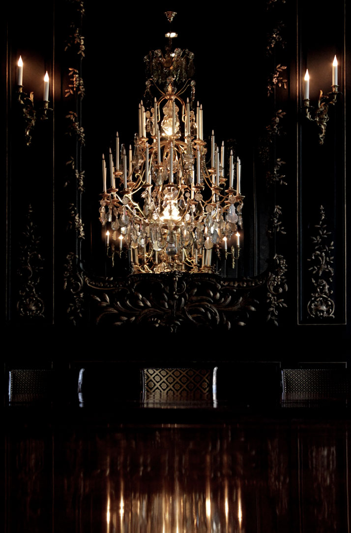 Dining room, black panelling, cristal chandelier, service à la française, set table. Hôtel du Marcphoto © Costas Voyatzis for Yatzer.com