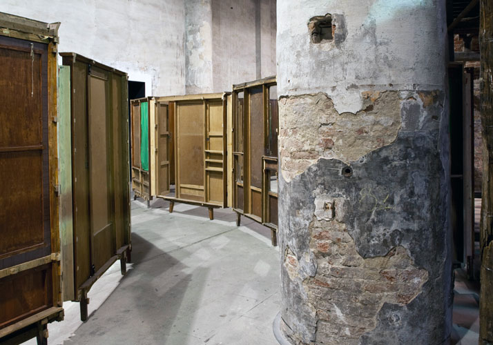 Song Dong, Enclosure Movement, 2011. 100 wardrobe doors.Installation view: ILLUMInations, 54. Esposizione Internazionale d&#039;Arte - la Biennale di Venez