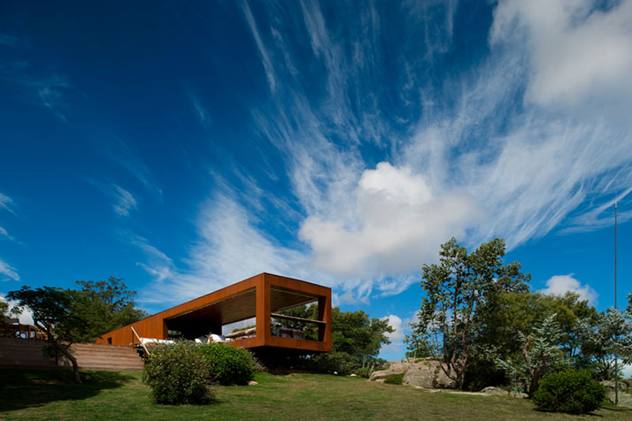 THE SWIMMING POOL AND BAR // photo © Fernando Guerra, FG+SG Architectural Photography