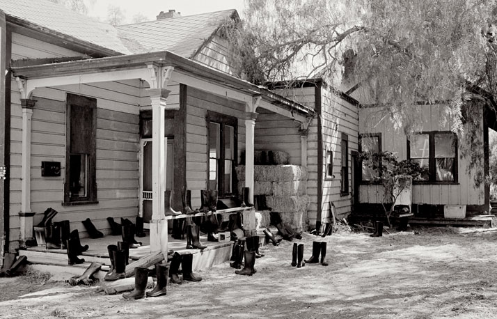 ELEANOR ANTIN100 BOTTES SOUS LE PORCHE / 100 BOOTS ON THE PORCH, Sorrento Valley, California. October 8, 1971 12:15 p.m...........................................100 BOOTS, 1971-7351 photographies cartes postalesnoir et blanc / 51 black and whitepicture postcards11,4 x 17,8 cm chaque / eachCourtesy Ronald Feldman Fine Arts,New York© Eleanor Antin