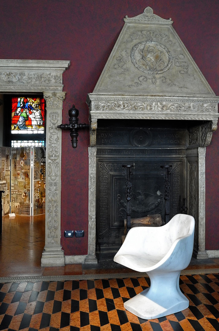 Bust Chair (Marble) by Tomáš Libertíny and produced by Henraux. Photo by Tatiana Uzlova.