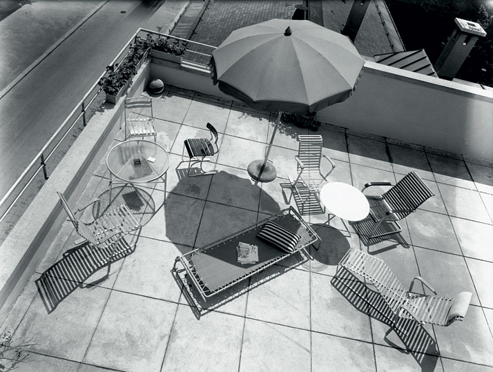 Publicity shot with garden furniture for the company, Wohnbedarf AG, Zurich, around 1934; aluminium furniture by Marcel Breuer.© Photo Hans Finsler - Staatliche Galerie Moritzburg Halle, Landeskunstmuseum Saxe-Anhalt, Hans Finsler collection.