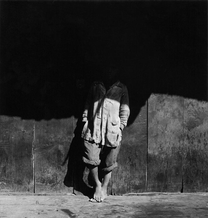 The accuser, Delhi, India, 1955.Courtesy of Lucien Hervé and Galerie du Jour agnès b., Paris.