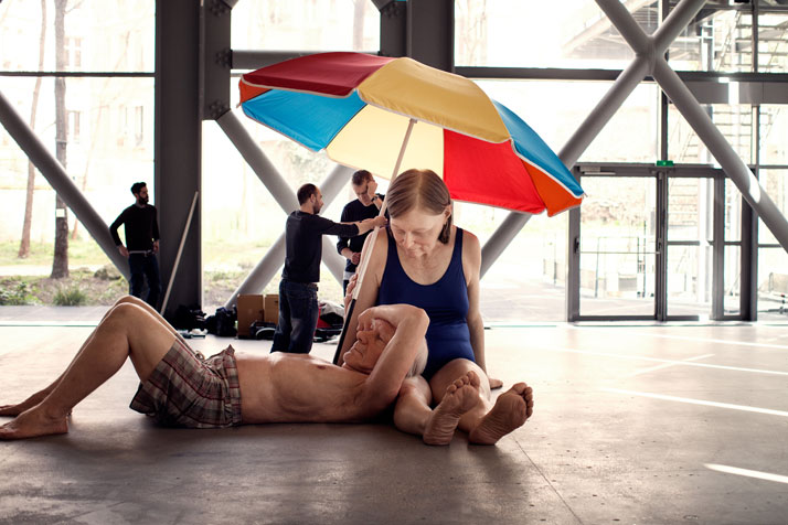 Couple Under An Umbrella, 2013. Matériaux divers, 300 x 400 x 500 cm (environ), Courtesy Caldic Collectie, Wassenaar.photo © Thomas Salva / Lumento pour la Fondation Cartier pour l’art contemporain, 2013.