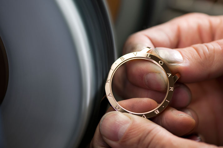 Bezel polishing. Photo © Bulgari Archives.