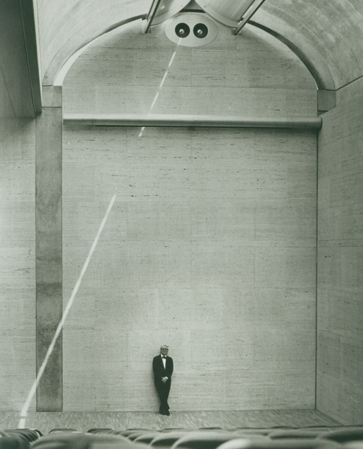 Louis Kahn at the auditorium of the Kimbell Art Museum, 1972.© Kimbell Art Museum, photo: Bob Wharton.