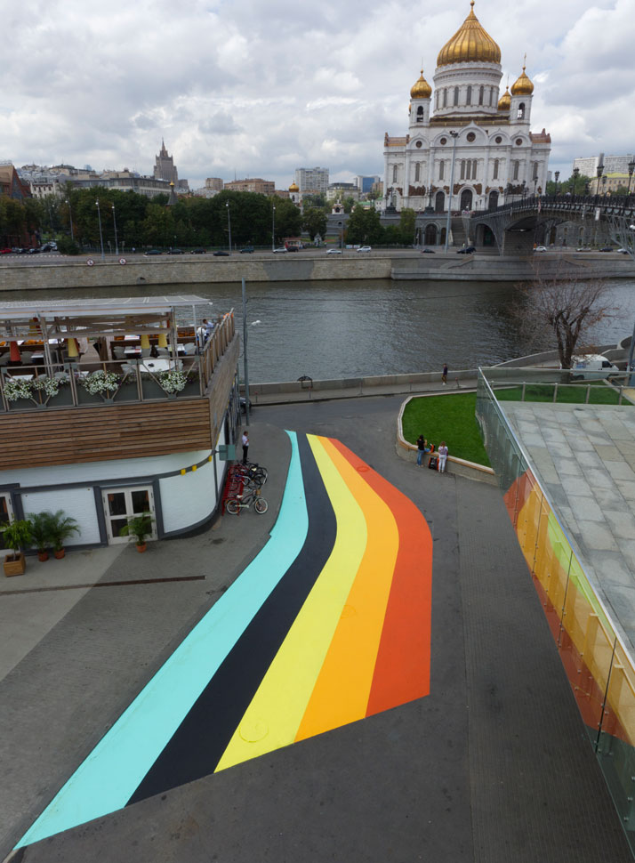 Lang-Baumann, Street Painting #6, 2011, 28 x 8 m, road marking paint. Moscow. Courtesy Loevenbruck gallery and Urs Meile gallery. Photo : Lang-Baumann.