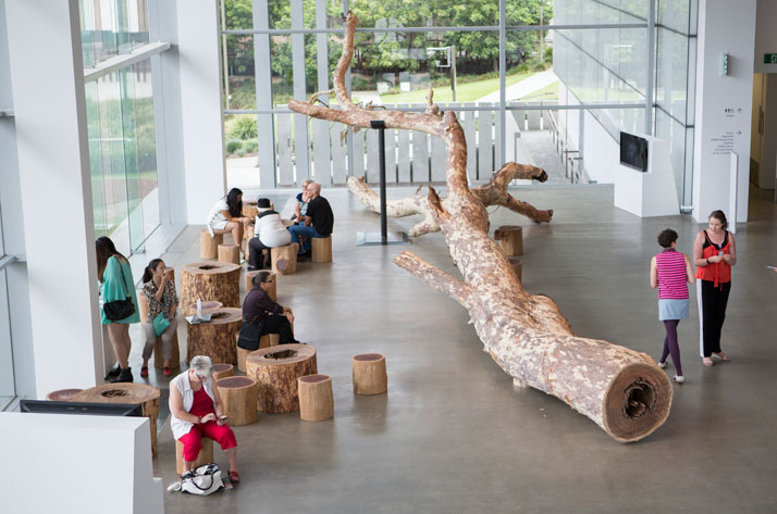 Cai Guo-Qiang (China b.1957), Tea Pavilion 2013Spotted  gum (Corymbia maculata), wooden stools, Fujian Tie Guan Yin tea and  video documentary Commissioned for the exhibition ‘Falling Back to  Earth’, 2013Photo by Yuyu Chen, courtesy Cai Studio.
è¡åå¼· 1957 å¹´çæ¼ä¸­åæ³å·;é·å±ç¾åç´ç´ ãè¶åº­ã2013æç®æ¡æ¨¹ (Corymbia maculata),æ¨å³,ç¦å»ºéµè§ é³è¶,éå æå£«è­ç¾è¡é¤¨æ¨ç¾ä»£ç¾è¡é¤¨çºãæ­¸å»ä¾å®ãå±è¦½å§ è¨è£½ä½å å°å¶å®è£ç½®ä½åãé³æ±ç¾½æ,è¡å·¥ä½å®¤æä¾
