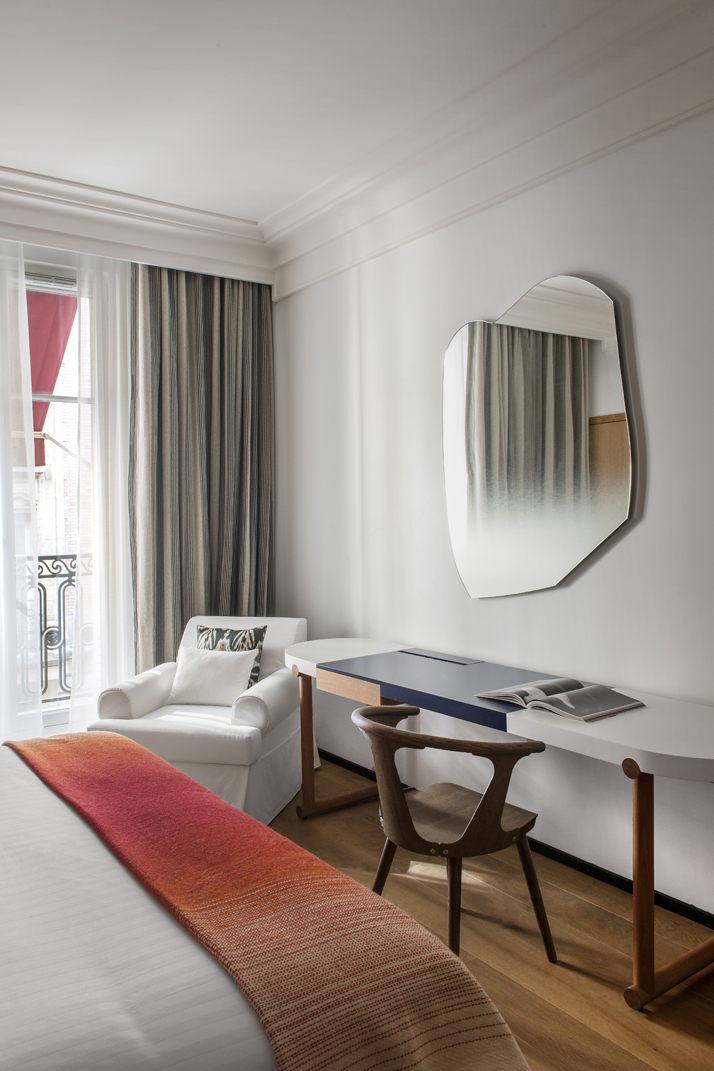 Desk in white lacquer integrating a blue writing desk designed by FrancÌ§ois Champsaur and made by Viriato. Chair: designed by Sami Kallio and made by &amp;tradition. Armchair designed by François Champsaur. Photo © Hôtel Vernet, Paris, Champs-Élysées.