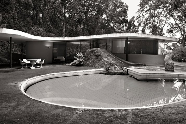 Oscar Niemeyer 的 Casa das Canoas，里约热内卢，2011。照片 © Olaf Heine。