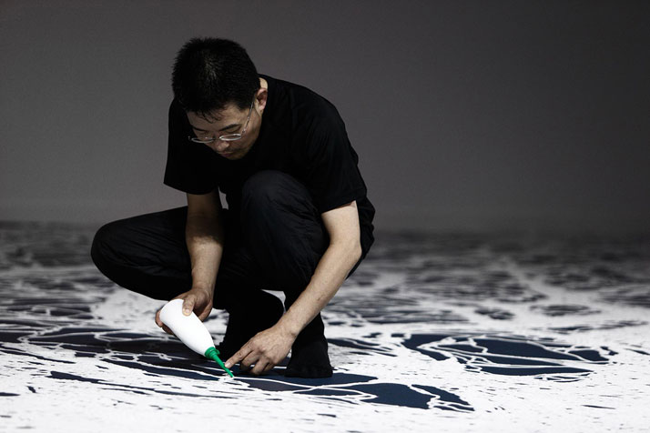 Motoi Yamamoto, making of a saltwork, photo by Makoto Morimura.