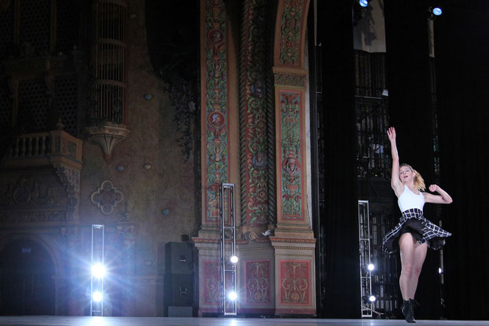 ''心&  Arrows 的舞蹈表演，Van Cleef &  Arpels，奥林匹亚剧院，迈阿密，2014 年。Costas Voyatzis 为 Yatzer 拍摄的照片。