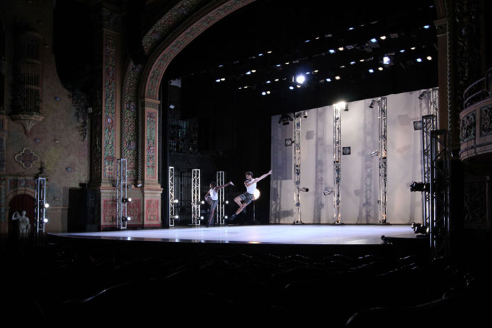 ''心&  Arrows 的舞蹈表演，Van Cleef &  Arpels，奥林匹亚剧院，迈阿密，2014 年。Costas Voyatzis 为 Yatzer 拍摄的照片。