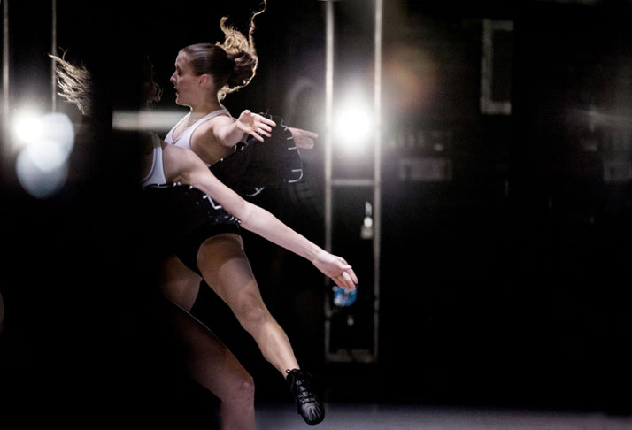 ''心&  Arrows 的舞蹈表演，Van Cleef &  Arpels，奥林匹亚剧院，迈阿密，2014 年。Shayna Batya 为 Yatzer 拍摄的照片。
