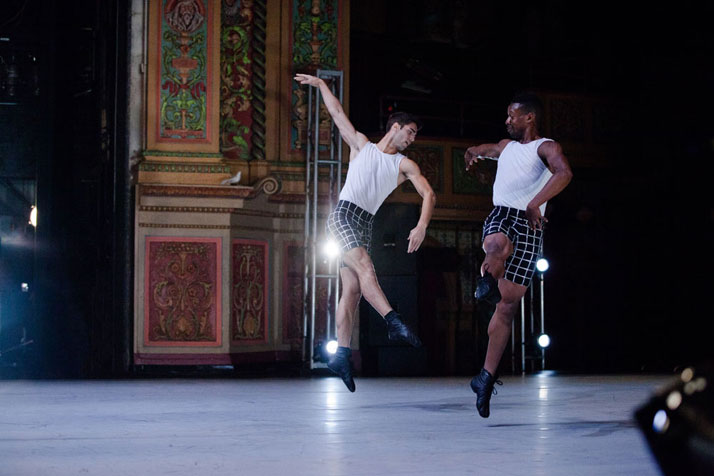 ''心&  Arrows 的舞蹈表演，Van Cleef &  Arpels，奥林匹亚剧院，迈阿密，2014 年。Shayna Batya 为 Yatzer 拍摄的照片。