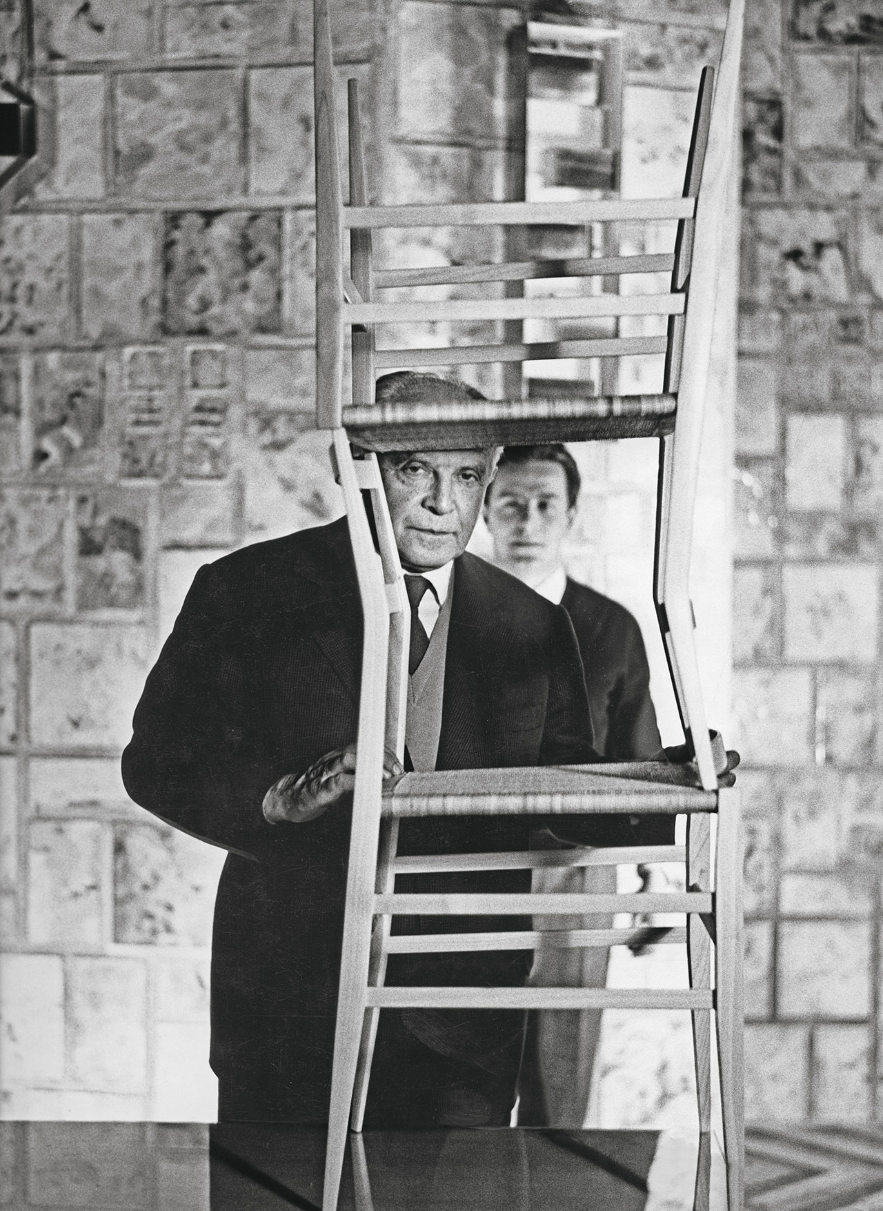 Gio Ponti and his son Giulio at the New York Alitalia offices, with the Superleggera chairs produced by Cassina, 1957. © Gio Ponti Archives/ Historical Archive of Ponti’s Heirs. Photo by Dan Wynn.
