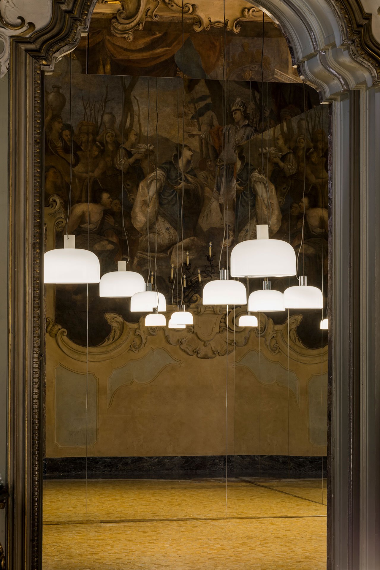 Flos at Palazzo Visconti. Milan Design Week, 2024.
Bellhop Glass suspension lamp. Designed by Barber Osgerby for Flos.
Photo © Nicolò Panzeri.