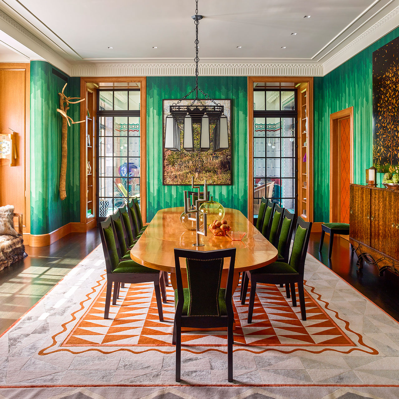 餐厅：PPA 室内设计的椅子基于 Josef Gočár 的设计； 丝绸和羊毛地毯的灵感来自 Gabriel Moiselet 的一幅画。 让-米歇尔·弗兰克桌子是 1935 年至 1940 年间为波恩家族的一个更大的委员会的一部分。桌子上有一对 Franz Hagenauer 的镀镍烛台、George Sakier（约 1930 年）和 Ingeborg 的花瓶Lundin 的 Apple 花瓶，为 Orrefors 设计（约 1959 年）。 房间的尽头挂着菲利普-洛卡·迪科西亚的照片 Upstate (2009) 摄影，埃里克·皮亚塞基 (Eric Piasecki)。