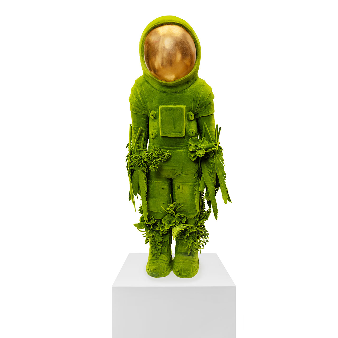 Kim Simonsson, Astronaut in Camouflage, 2022. Stoneware, gold luster, epoxy resin, nylon fibre, and found objects. Photography courtesy of Jason Jacques Gallery and the artist.