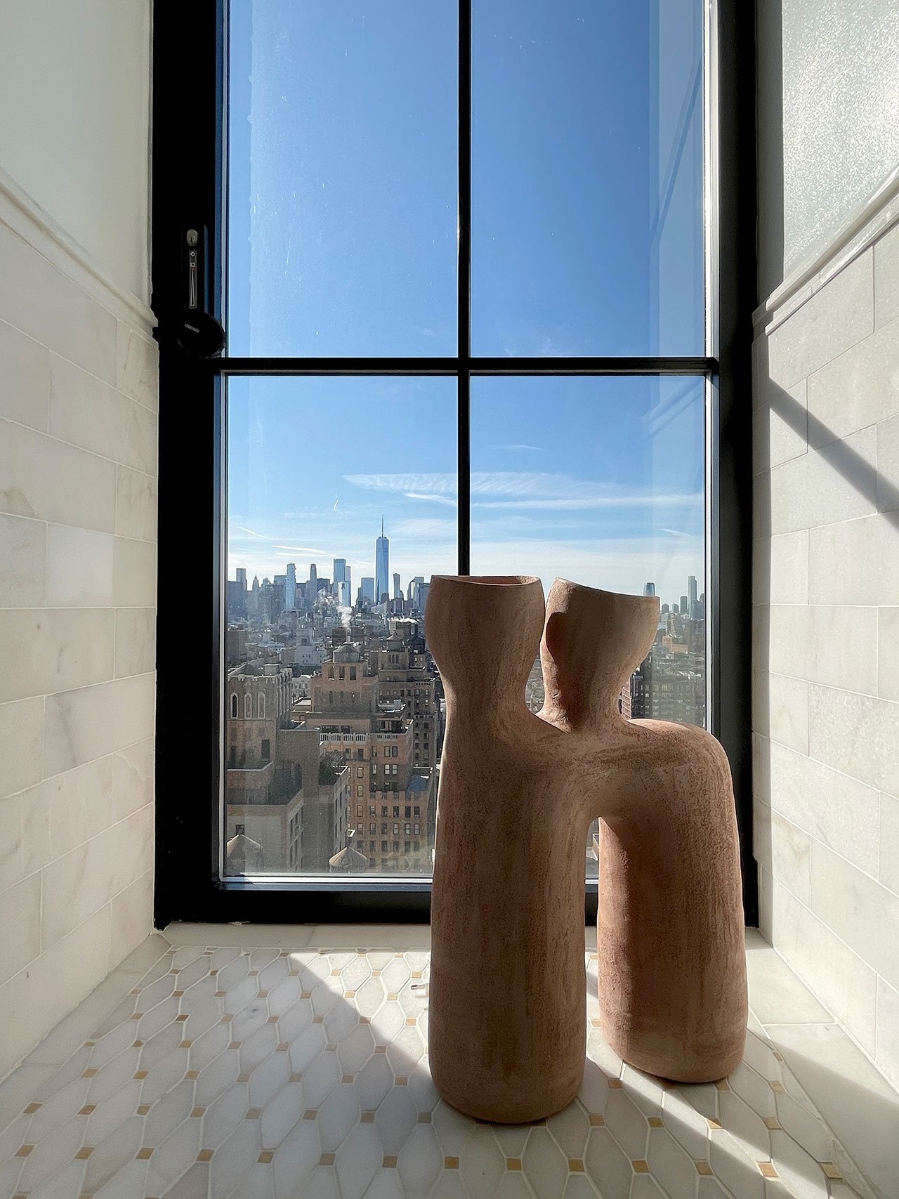 Galerie Philia at Walker Tower, Chelsea, New York. Courtesy of Galerie Philia.
Featured:
Elisa Uberti, Opéra table lamp. Pink Stoneware. 55 x 36 x 17 cm.