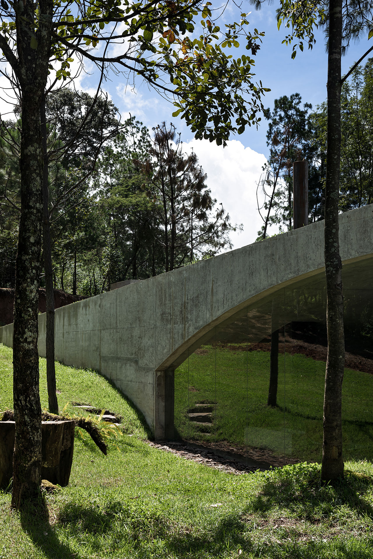 The Hill in Front of the Glen by HW STUDIO in Morelia, Mexico. Photo © Dane Alonso, via v2com.