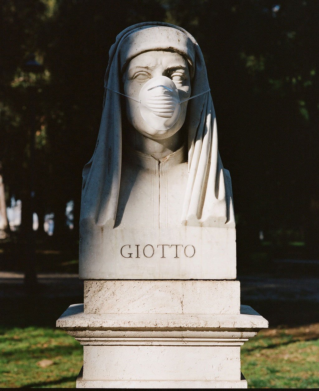 Bust of painter Giotto (1267-1337) at Villa Borghese gardens, Rome. Photo © Federico Pestilli.